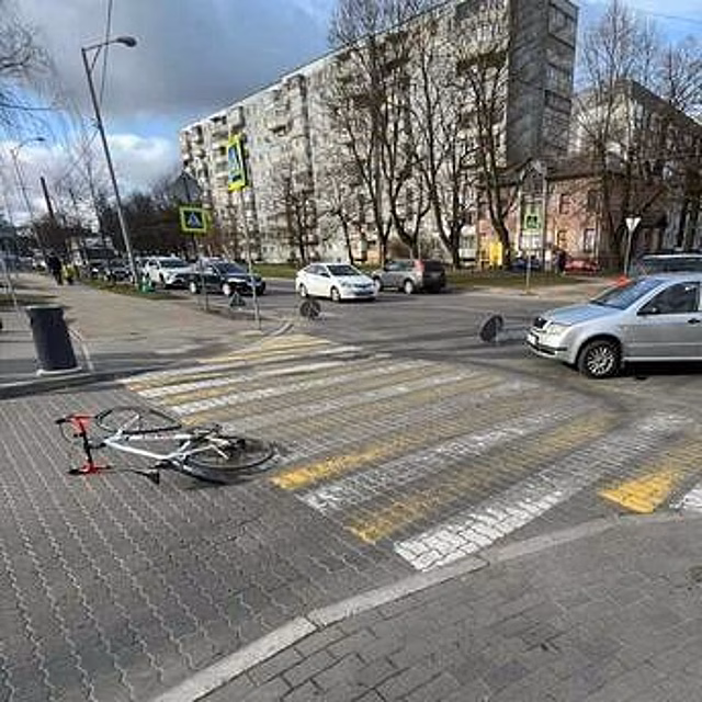 Поворачивая, не уступила дорогу: в Калининграде легковушка сбила велосипедиста, его госпитализировали