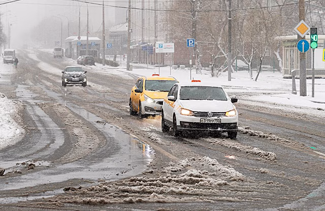 Апрельский снегопад в Москве стал причиной нескольких громких аварий
