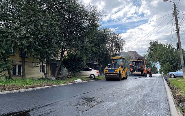 В Курске продолжается ремонт дороги на улице Семёновской
