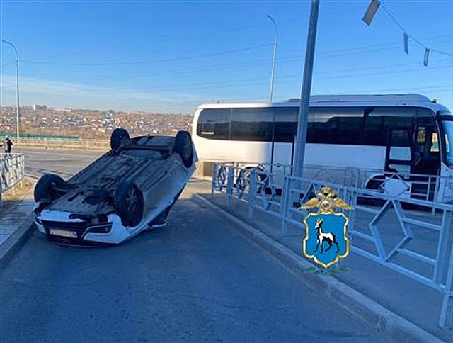 Под Самарой легковушка столкнулась с автобусом, полным детей