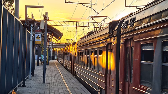 Школьница пережила столкновение с электричкой в Подмосковье
