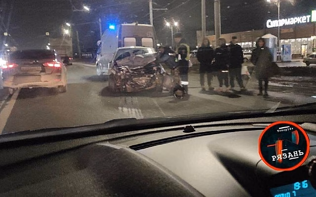 Три человека пострадали в аварии на Московском шоссе