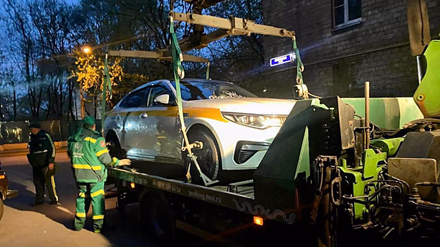 Автомобиль такси в Москве арестовали из-за долгов по штрафам за неправильную парковку