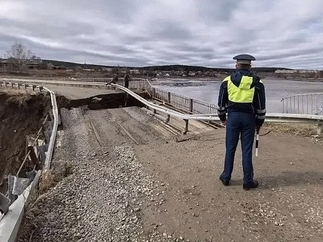 Река разрушила мост в Свердловской области