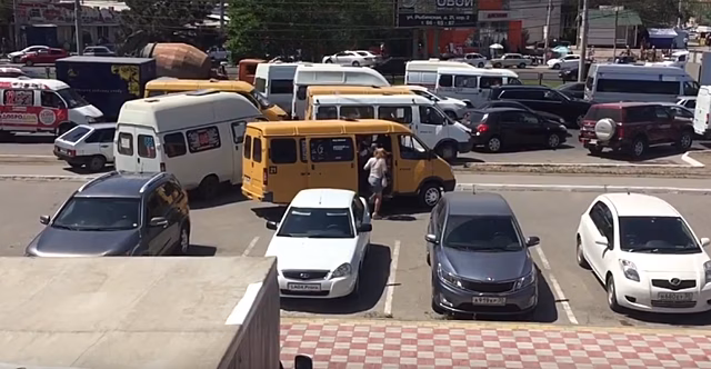 В Астрахани водители маршруток устроили стихийную забастовку
