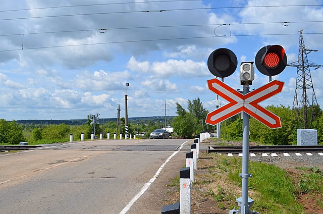 В Луговых временно ограничат проезд через железнодорожный переезд