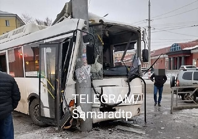 В Тольятти легковушка врезалась в столб, пострадали женщина и ребенок