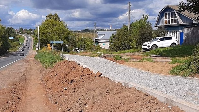 Жители деревни Прошино не могут подъехать к своим домам из-за нового тротуара