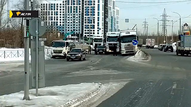 Пять машин перекрыли движение со стороны Колыванского кольца в Новосибирске
