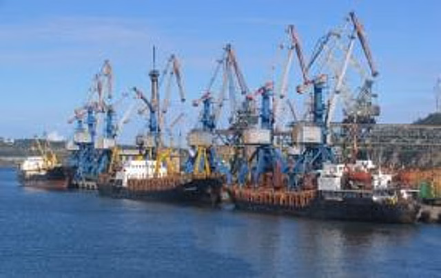 ДВЖД предоставила Ванинскому морскому торговому порту в долгосрочную аренду выгрузочную технику