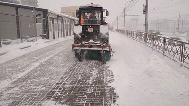 Снегоуборочной технике в Красноярске разрешили работать в часы-пик