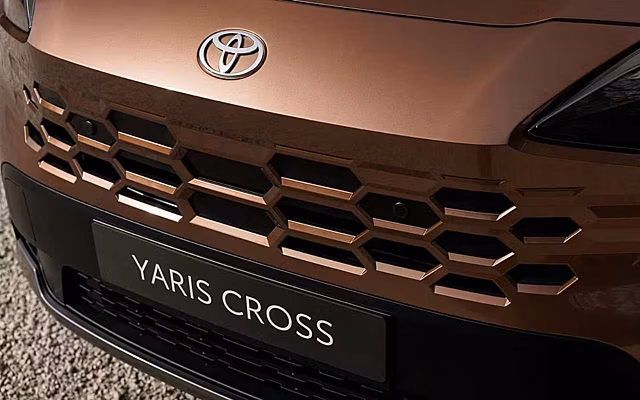 Мини-гибрид Toyota Yaris Cross сменил «прическу» и получил новые опции
