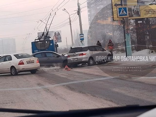 Движение для грузовых авто в пункте пропуска "Верхний Ларс" открыто