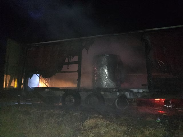 На трассе в Самарской области загорелась фура
