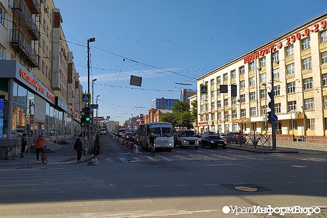 В центре Екатеринбурга внезапно частично перекрыли одну из главных улиц