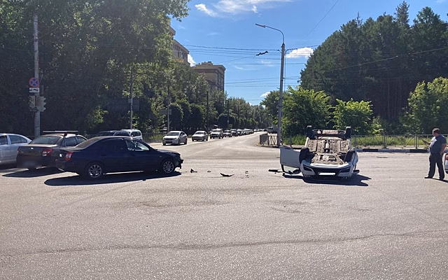 Полиция объяснила аварию с перевернувшейся на мосту в Рязани «вестой»