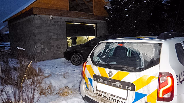Угнанный Range Rover вывел полицию на гараж хранения элитных авто