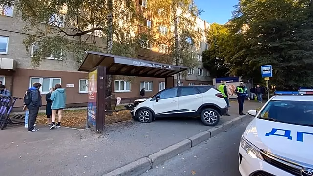 В Калининграде будут судить водителя внедорожника Renault, который въехал в автобусную остановку на Невского