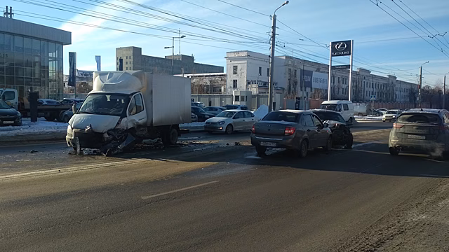 В центре Челябинска друг за другом в ДТП попали 4 автомобиля