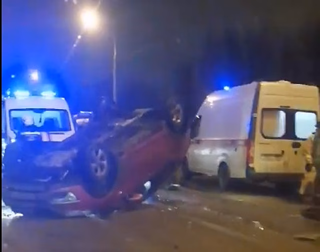 В Самаре на Южном мосту опрокинулась на крышу легковушка
