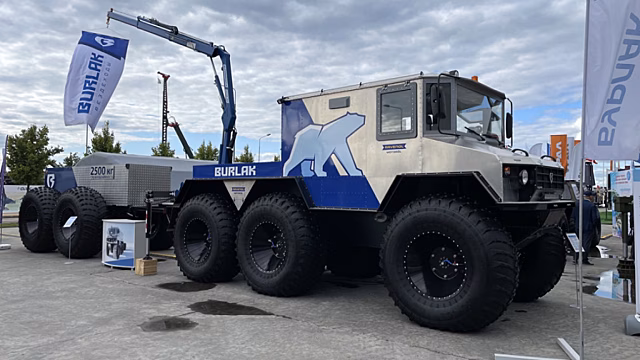 Вездеход-амфибия «Бурлак» 6×6 с КМУ представлен на форуме «Армия-2021»
