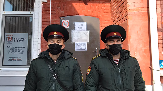 На УИК в Саратове росгвардейцы спасли избирателя, у которого начался приступ эпилепсии