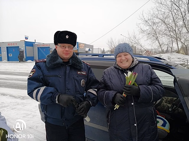Новосибирский автоинспектор вместо проверки документов дарил женщинам цветы