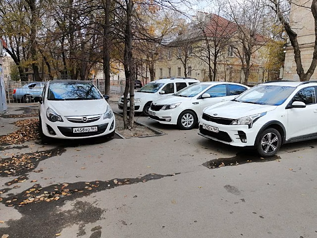 ГИБДД оштрафовали двух водителей припаркованных машин на тротуаре в Ленинском районе
