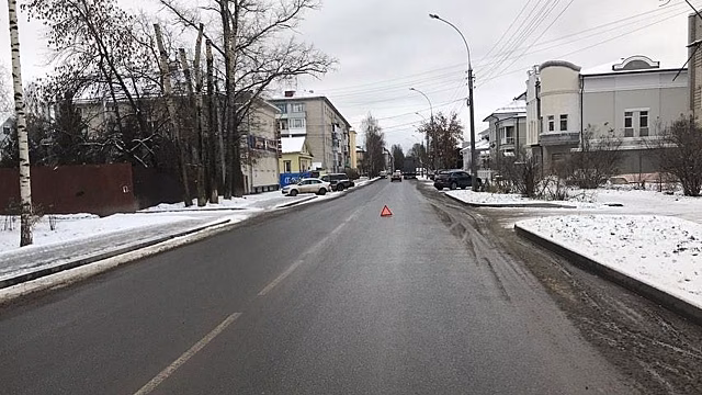 Вологжанка попала под машину, пытаясь перебежать дорогу в неположенном месте
