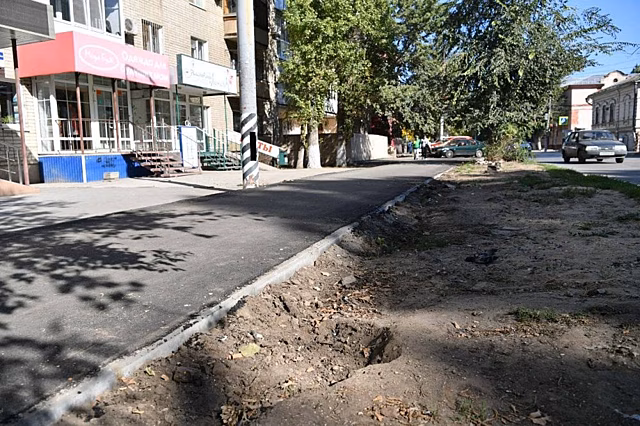 В Энгельсе после ремонта тротуаров не собрали строительный мусор. Губернатор предложил чиновникам «задуматься о смене работы»