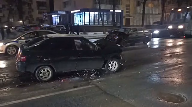 Два ВАЗа столкнулись на улице Белинского в Нижнем Новгороде