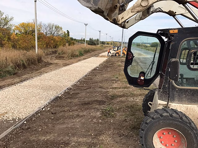 В Ленинском районе ведутся работы по благоустройству тротуаров