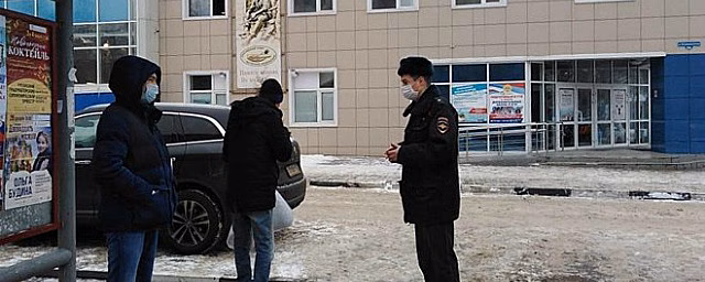 На двух рязанских остановках проверили соблюдение масочного режима