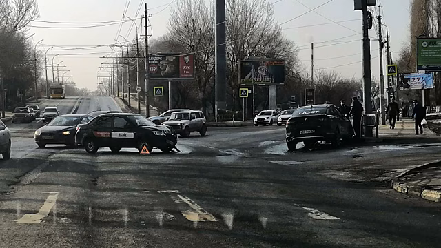 Два такси стали участниками ДТП на 50 лет Октября в Саратове