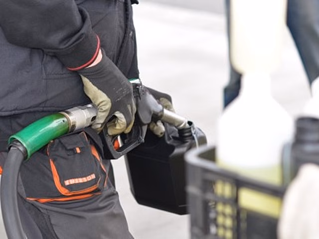 Белорусский депутат предложил торговать топливом в магазинах