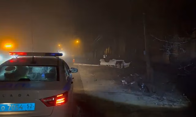 В Выксе автомобиль врезался в опору линии электропередач