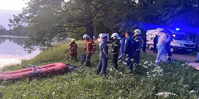 В петербургском Царском Селе на пруду перевернулся понтон с людьми, одна женщина погибла