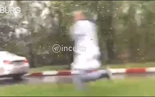 В Екатеринбурге засняли мужчину в смирительной рубашке, убегающего от медработника