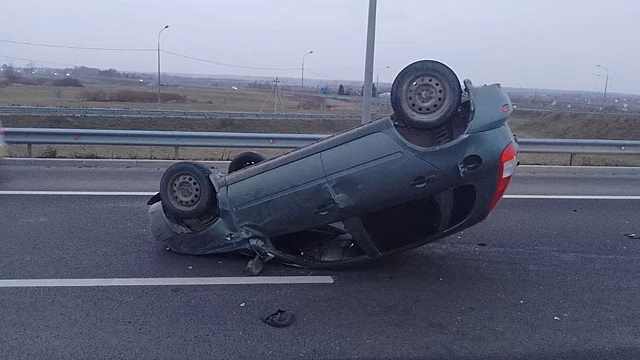Под Вологдой водитель опрокинул на крышу машину и скрылся с места ДТП