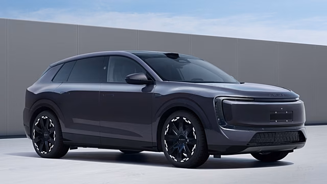 Стали известны новые детали о кроссовере Audi E7X