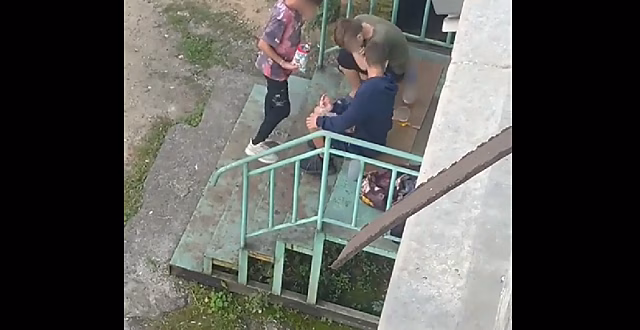 В Райчихинске пьющие в подъезде подростки не дают спокойно жить соседям