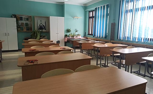 В Курске в школе №53 родителей попросили на время капремонта забрать парты