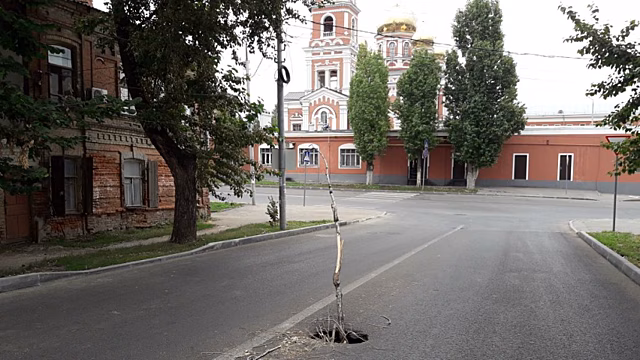 В Саратове провалилась недавно отремонтированная дорога
