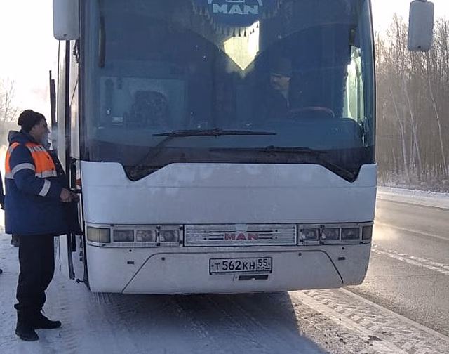 Автобус из Шерегеша сломался на трассе в Новосибирской области на морозе -30°C