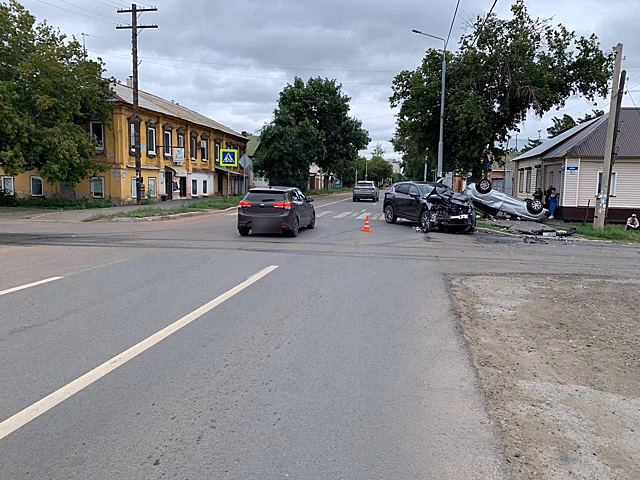В Оренбурге на улице Пролетарской после столкновения перевернулась Лада