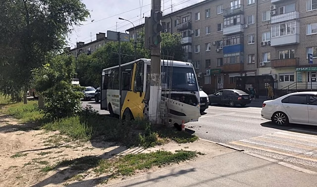 В Волгограде в ДТП пострадали три пассажирки автобуса