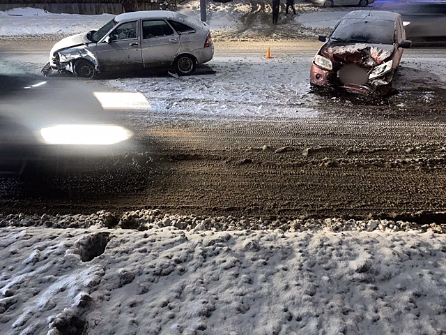 На Туркестанской в Оренбурге столкнулись две легковушки