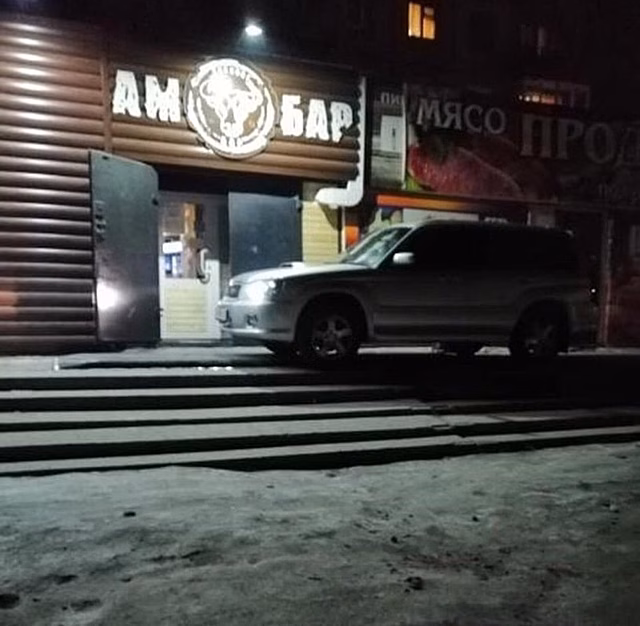 В сети обсуждают фото с припарковавшимся на крыльце бара "Subaru"