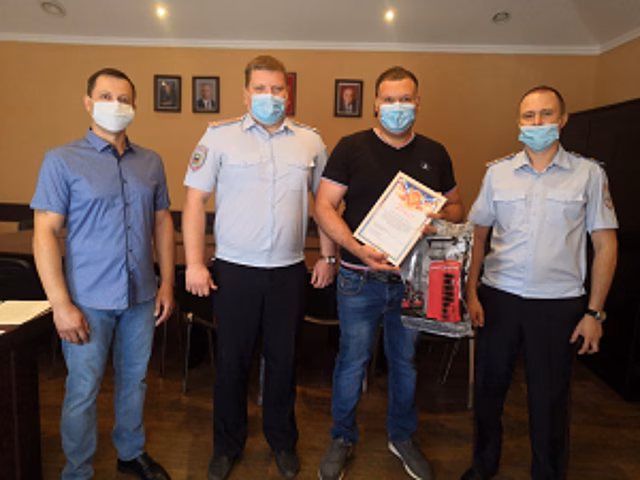 В Кемеровской области полицейские и общественники поощрили мужчину, который помог остановить нетрезвого водителя