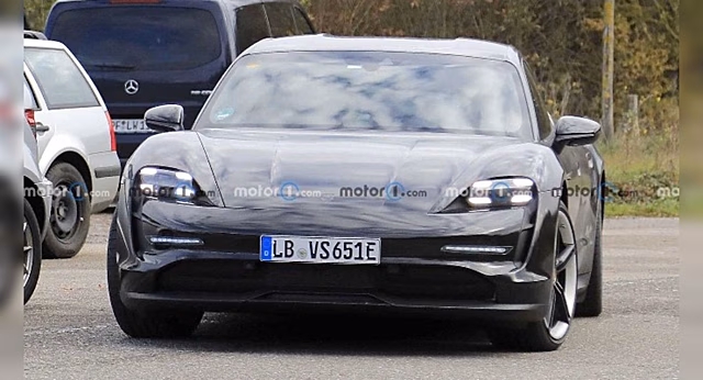 В Германии заметили новый Porsche Taycan Cross Turismo без рейлингов и камуфляжа
